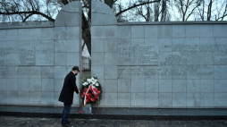Warszawa, 27.01.2021. 16. Międzynarodowy Dzień Pamięci o Ofiarach Holokaustu. Zastępca prezesa IPN Mateusz Szpytma składa kwiaty przed pomnikiem Umschlagplatz w Warszaw. Fot. R. Pietruszkaie