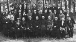 1920 r. Komitet Plebiscytowy Spisko-Orawski - fotografia grupowa pozowana. Widoczni członkowie komitetu: 1) wojewoda śląski Michał Grażyński, 2) ksiądz Ferdynand Machay, 3) senator Feliks Gwiżdż, 4) dyrektor gimnazjum w Nowym Targu B. Czech, 5) profesor Akademii Górniczej Walery Goetel, 6) Piotr Borowy.