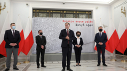 Marszałek Sejmu Elżbieta Witek (2P) oraz członkowie Komitetu Honorowego konkursu: minister obrony narodowej Mariusz Błaszczak (P), minister spraw wewnętrznych i administracji Mariusz Kamiński (2L), minister edukacji i nauki Przemysław Czarnek (L) i prezes IPN Jarosław Szarek (C) podczas ogłoszenia II edycji ogólnopolskiego konkursu „Polskie Serce Pękło. Katyń 1940”. Fot. PAP/L. Szymański