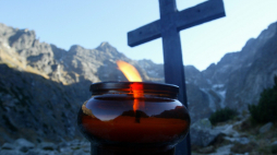 Zakopane, 2005-11-01. Znicz przy Czarnym Stawie pod Rysami, gdzie zginęli pod lawiną licealiści z Tychów. PAP/G. Momot