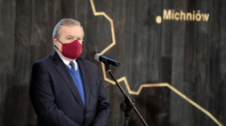 Wicepremier, minister kultury, dziedzictwa narodowego i sportu Piotr Gliński podczas wizyty w nowo wybudowanym Mauzoleum Martyrologii Wsi Polskich w Michniowie. 22.01.2021. Fot. PAP/P. Polak
