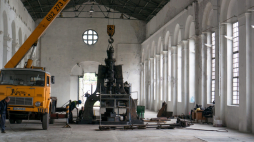 Chorzów, 02.06.2014 Montaż młota, 2 bm. XIX-wieczny młot parowy będzie pierwszym eksponatem powstającego w Chorzowie Muzeum Hutnictwa. Fot. A. Grygiel