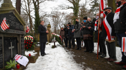 Kraków, 23.01.2021. Prezes IPN Jarosław Szarek (L) oraz delegacje krakowskiego oddziału Stowarzyszenia Dziennikarzy Polskich i środowiska kibiców Cracovii składają kwiaty na cmentarzu Rakowickim w Krakowie, 23. bm. w miejscu spoczynku Zygmunta Nowakowskiego (w grobie rodziny Kowalskich) w 130. rocznicę jego urodzin. Fot. Ł. Gągulski