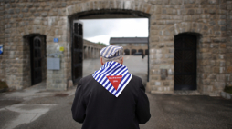 Ocalały więzień w byłym niemieckim obozie koncentracyjnym Mauthausen. Fot. PAP/J. Turczyk