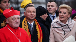 Warszawa, 06.01.2020. Prezydent RP Andrzej Duda (C) wraz z małżonką Agatą Kornhauser-Dudą (C-P) oraz metropolita warszawski kard. Kazimierz Nycz podczas obchodów Święta Objawienia Pańskiego. Fot. PAP/M.Marek
