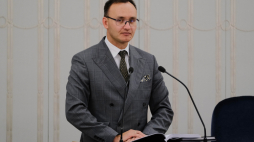 Warszawa, 11.09.2020. Rzecznik Praw Dziecka Mikołaj Pawlak na sali obrad w drugim dniu posiedzenia wyższej izby parlamentu.  PAP/M. Marek