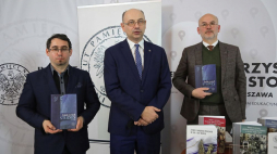 Zastępca prezesa IPN Mateusz Szpytma (C), dr Tomasz Domański (L) i prof. UG Grzegorz Berendt podczas konferencji prasowej IPN nt. prezentacji pierwszego numeru „Polish-Jewish Studies”. Fot. PAP/W. Olkuśnik
