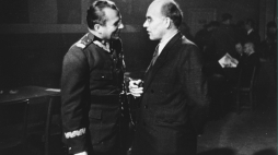 29.12.1945 r. Obrady Krajowej Rady Narodowej. Marszałek Michał Rola-Żymierski rozmowia z wicepremierem Władysławem Gomułką. PAP/CAF