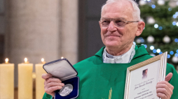 Łódź, 23.01.2021. Ks. Andrzej Szostek podczas uroczystości w łódzkiej archikatedrze uroczystości wręczenie medalu Misji Jana Karskiego.  PAP/G. Michałowski