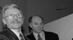 Tadeusz Markiewicz (L) i Andrzej Karwowski prezentują pomnik-symbol Mogiłę Poległych Żołnierzy Polskich pod Lenino w 1943 r. na Powązkach Wojskowych. 1997 r. Fot. PAP/CAF/R. Pietruszka