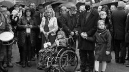 Uczestniczka Powstania Warszawskiego Wanda Zalewska-Zdun (siedzi na wózku), premier Mateusz Morawiecki (C-P) składają kwiaty przed grobem Kornela Morawieckiego na Cmentarzu Powązkowskim w Warszawie w pierwszą rocznicę śmierci twórcy Solidarności Walczącej. 30.09.2020. Fot. PAP/R. Pietruszka