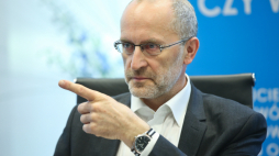Warszawa, 16.06.2016. Moderator, dziennikarz PAP Zbigniew Wojtasiński, podczas debaty PAP "Woda i napoje a zdrowie dzieci". PAP/R. Guz