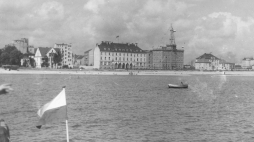 Panorama Gdyni od strony Zatoki Gdańskiej. Widoczny budynek „Żeglugi Polskiej”. 1933 r. Fot. NAC