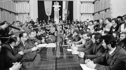Podpisanie porozumienia komisji rządowej z rolnikami w siedzibie byłej WRZZ w Rzeszowie. 19.02.1981. Fot. PAP/CAF/A. Łokaj