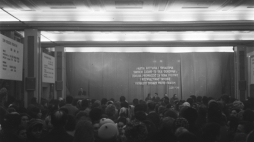 Łódź 10.02.1971. W lutym przez Łódź przeszła fala strajków pracowników łódzkich fabryk, których przyczyną były bardzo złe warunki pracy i obniżenie zarobków w nowym roku. Łódzcy robotnicy wyrażali także poparcie dla strajkującego Wybrzeża. Nz. strajk w Zakładach Przemysłu Bawełnianego im. Juliana Marchlewskiego w Łodzi. Fot. PAP/W. Rozmysłowicz