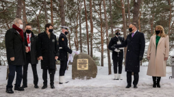 Prezydenci państw Grupy Wyszehradzkiej – Polski, Czech, Węgier i Słowacji – podczas odsłonięcia w Juracie tablicy pamiątkowej z okazji 30-lecia Grupy Wyszehradzkiej. Źródło: www.prezydent.pl 