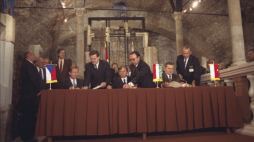 Węgry, Wyszehrad 15.02.1991. Szczyt w Wyszehradzie, trójstronne spotkanie: prezydenta RP Lecha Wałęsy, prezydenta Czechosłowacji Vaclava Havla, premiera Węgier Józsefa Antalla. Spotkanie zainicjowało powstanie nieformalnego zrzeszenia Trójkąt Wyszehradzki. Fot. PAP/J. Morek