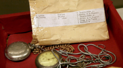  Bad Arolsen, Niemcy, 14.01.2008. Rzeczy osobiste ofiar nazizmu wystawiono w pudełku w Międzynarodowym Biurze Poszukiwań, działającym przy Międzynarodowym Czerwonym Krzyżu w Bad Arolsen. PAP/EPA/