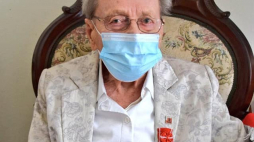 Kpt. Barbara Szurig-Werner ps. Basia odznaczona Krzyżem Oficerskim Orderu Odrodzenia Polski przez Jana Józefa Kasprzyka, szefa UdSKiOR. Źródło: www.facebook.com/udskior