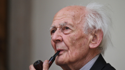 Warszawa, 22.04.2012. Socjolog, filozof, eseista, jeden z twórców koncepcji postmodernizmu prof. Zygmunt Bauman w Łazienkach Królewskich. Fot. R. Guz