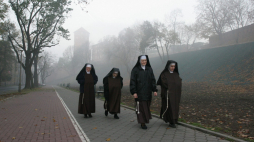  Kraków, 23.10.05. Zakonnice z klauzurowego zgromadzenia ss Bernardynek wracają po głosowaniu 23 bm. do klasztoru.  PAP/J. Bednarczyk