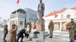Białystok, 19.02.2021. Wojewoda podlaski Bohdan Paszkowski składa kwiaty przed pomnikiem marszałka Józefa Piłsudskiego na Rynku Kościuszki w Białymstoku, 19 bm. Trwają uroczystości 102. rocznicy wyzwolenia Białegostoku z rąk zaborców.  PAP/A. Reszko