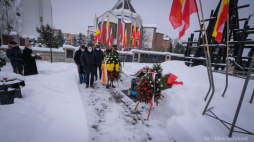 Złożeniem kwiatów pod Pomnikiem Grobem Nieznanego Sybiraka uczczono w środę w Białymstoku 81. rocznicę pierwszej masowej wywózki Polaków na Sybir przez Sowietów. Źródło: Muzeum Pamięci Sybiru