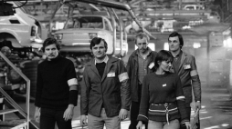 Strajkujący pracownicy na wydziale montażu fiata 126p w Fabryce Samochodów Małolitrażowych. Bielsko Biała, 29.01.1981. Fot. PAP/CAF/K. Seko