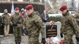  Dębowiec (woj. śląskie), 15.02.2018. Uroczystości przy głazie pamiątkowym upamiętniającym pierwszy zrzut Cichociemnych Dębowcu na Śląsku Cieszyńskim. Fot. PAP/D. Gajda