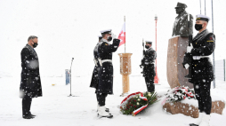 Puck, 10.02.2021. Prezydent RP Andrzej Duda (L) podczas składania wieńca przed pomnikiem gen. Hallera w porcie rybackim w Pucku. PAP/A. Warżawa