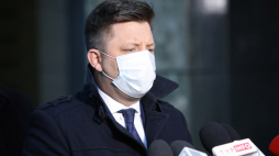  Warszawa, 02.02.2021. Szef Kancelarii Prezesa Rady Ministrów Michał Dworczyk podczas konferencji prasowej przed siedzibą Biura Bezpieczeństwa Narodowego w Warszawie. Fot. PAP/L. Szymański