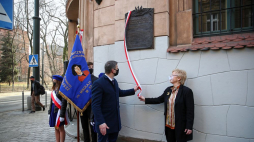 Dyrektor zespołu szkół Anna Gawinek-Pisarczyk (P) oraz dyrektor oddziału IPN w Krakowie Filip Musiał (C) podczas uroczystości odsłonięcia tablicy na budynku Zespołu Szkół Ekonomicznych nr 1 w Krakowie. Fot. PAP/Ł. Gągulski