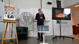 Prezes Instytutu Pamięci Narodowej Jarosław Szarek podczas konferencji prasowej dot. kampanii edukacyjnej „Giganci nauki PL”. Fot. PAP/M. Obara