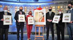 Od lewej: prezes Fundacji Kaziemirza Górskiego Janusz Jesionek, prezes PKOl Andrzej Kraśnicki, sekretarz stanu w Ministerstwie Sportu Anna Krupka, prezes  Poczty Polskiej Tomasz Zdzikot, Dariusz Górski oraz dyrektor Muzeum Sportu i Turystyki Sławomir Majcher podczas konferencji prasowej połączonej z uroczystym wprowadzeniem do obiegu znaczka pocztowego upamiętniającego Kazimierza Górskiego. Fot. PAP/P. Nowak