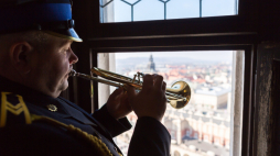 Kraków, 17.03.2015. Hejnalista Krzysztof Daniel.  PAP/S. Rozpędzik