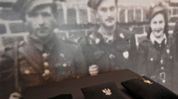 Eksponaty należące do Janiny Wasiłojć-Smoleńskiej ps. Jachna, sanitariuszki 5. Wileńskiej Brygady AK prezentowane w ramach akcji „Wejście w historię” w Muzeum II Wojny Światowej w Gdańsku. 26.02.2021. Fot. PAP/A. Warżawa