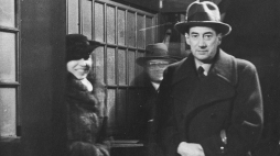 Powrót ministra spraw zagranicznych z sesji Rady Ligi Narodów w Genewie: Józef Beck z małżonką Jadwigą przy wyjściu z Dworca Głównego. 1936 r. Fot. NAC