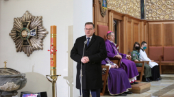 Warszawa, 28.02.2021. Szef Urzędu do Spraw Kombatantów i Osób Represjonowanych Jan Józef Kasprzyk (L) i biskup polowy WP gen. bryg. Józef Guzdek (2L) podczas mszy św. w Katedrze Polowej WP w Warszawie w intencji ofiar mordu w Hucie Pieniackiej. Fot. L. Szymański