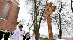Biskup diecezji sandomierskiej Krzysztof Nitkiewicz podczas uroczystości poświęcenia krzyża morowego przy bazylice katedralnej w Sandomierzu. Fot. PAP/P. Polak