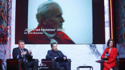 Prezes Telewizji Polskiej Jacek Kurski (L), członek zarządu TVP Mateusz Matyszkowicz (C) oraz prowadząca spotkanie dziennikarka Agata Konarska (P) podczas briefingu prasowego TVP dot. I Festiwalu Kultury Narodowej „Pamięć i Tożsamość”. Fot. PAP/L. Szymański