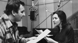 Aktorzy Marta Lipińska i Krzysztof Kowalewski podczas nagrania słuchowiska Jacka Janczarskiego pt. „Kocham Pana, Panie Sułku”. Warszawa, 1974 r. Fot. PAP/CAF/M. Kłoś