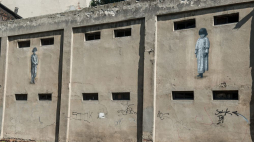 Wizerunek cygańskiej dziewczynki z obozu dla Romów namalowany w ramach łódzkiej akcji „Dzieci Bałut – murale pamięci”. 2014 r. Fot. PAP/G. Michałowski