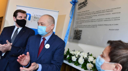 Wojewoda łódzki Tobiasz Bocheński (L), dr Ewa Pabisiak-Matuszczyk (P) i rektor łodzkiego Uniwersytetu Medycznego prof. Radzisław Kordek (2L) podczas uroczystości odsłonięcia tablicy poświęconej bohaterom strajków studenckich 1981 r. Łódź, 18.02.2021. Fot. PAP/G. Michałowski