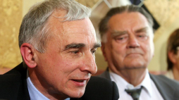 Piotr Naimski (L) i były premier Jan Olszewski (P) podczas konferencji prasowej z udziałem uczestników i organizatorów akcji pomocy dla prześladowanych w 1976 roku robotników Ursusa i Radomia, członków 1 WDH „Czarna Jedynka”. Warszawa, 17.07.2006. Fot. PAP/T. Gzell