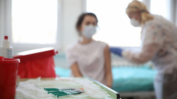 Koronawirus w Polsce: szczepionki firmy AstraZeneca przygotowane do podania nauczycielom w Centralnym Szpitalu Klinicznym MSWiA. Warszawa, 12.02.2021. Fot. PAP/L. Szymański