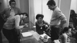 Warszawa 11.1980. Wobec trudności w rozmowach z Ministerstwem Nauki, Szkolnictwa Wyższego i Techniki w sprawie rejestracji Niezależnego Zrzeszenia Studentów (NZS) studenci podejmują decyzję o okupacji siedziby władz Uniwersytetu Warszawskiego w dniach 27-28 listopada 1980 r. Fot. PAP/L. Łożyński 