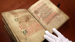 Płock 20.04.2015. Składający się z 214 kart pergaminowych Pontyfikał Płocki reprezentuje najstarszy typ pontyfikału, zwany pontyfikałem rzymsko-germańskim. PAP/M. Bednarski