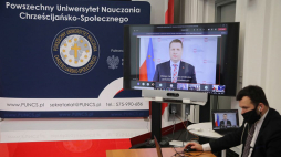 Minister edukacji i nauki Przemysław Czarnek (na ekranie) podczas wystąpienia inaugurującego działalność Powszechnego Uniwersytetu Nauczania Chrześcijańsko-Społecznego. Fot. PAP/W. Olkuśnik