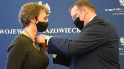 Szef UdSKiOR Jan Józef Kasprzyk uhonorował medalem „Pro Bono Poloniae” Agnieszkę Romaszewską-Guzy. Źródło: Urząd do Spraw Kombatantów i Osób Represjonowanych