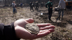 Ryngraf odnaleziony podczas poszukiwania szczątków żołnierzy NSZ z oddziału „Bartka” w lesie koło Starego Grodkowa. 2016 r. Fot. PAP/K. Świderski
